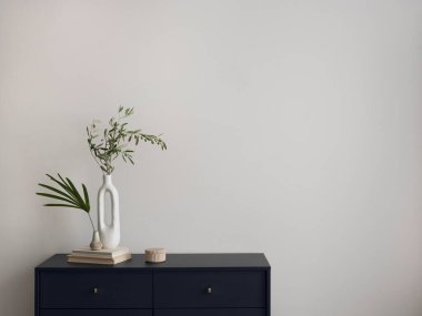 Fotokopi alanı, mavi tuvalet, kitaplar, vazoda yeşil yapraklar ve kişisel aksesuarları olan zarif ve seçkin bir kompozisyon. Ev dekoru. Şablon. 