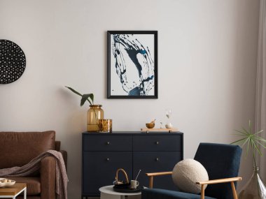 Mavi klozet, kadife koltuk, poster çerçevesi, dekorasyon ve kişisel aksesuarlarla oturma odasının yaratıcı kompozisyonu. Şık bir ev dekoru. Şablon. 