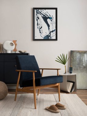 Mavi klozetli uyumlu oturma odasının iç tasarımı, zarif kadife koltuk, sehpa, poster çerçevesi, yan masa, dekorasyon ve kişisel aksesuarlar. Yaratıcı ev dekorasyonu. Şablon.