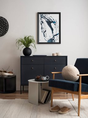 Mavi klozet, kadife koltuk, sehpa, poster çerçevesi, sehpa, dekorasyon ve kişisel aksesuarlarla uyumlu oturma odasının iç tasarımı. Yaratıcı ev dekorasyonu. Şablon. 