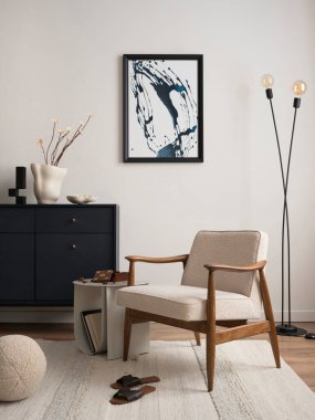 Ahenkli oturma odasının iç tasarımı zarif mavi klozet, Boucle koltuğu, sehpa, poster çerçevesi, sehpa, dekorasyon ve kişisel aksesuarlar. Yaratıcı ev dekorasyonu. Şablon.