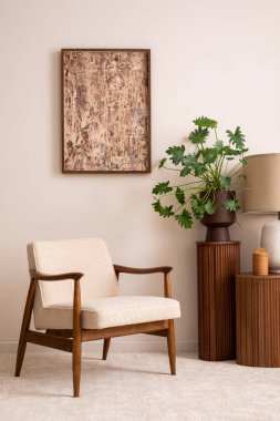 Bej koltuklu zarif oturma odasının şık kompozisyonu, kahverengi poster çerçevesi, halı, bitki ve halı. Sıcak ev dekorasyonu. Şablon.