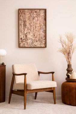 Zarif oturma odasının bej koltuğu, kahverengi poster çerçevesi, halı, bitki ve dekoratif kişisel aksesuarları ile şık kompozisyonu. Sıcak ev dekorasyonu. Şablon.