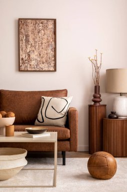 Kahverengi kanepe, bej halı, lamba, poster çerçevesi, dekorasyon, bitki ve kahve sehpası olan sıcak ve rahat bir oturma odası. Sıcak ev dekorasyonu. Şablon.