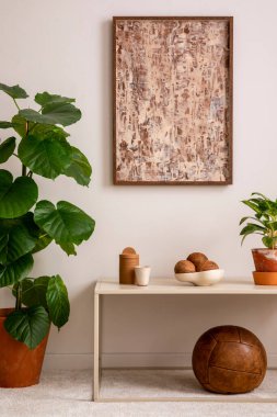 Poster çerçevesi, şık kase, bitkiler, dekorasyon, bej kahve masası ve kişisel aksesuarlarla birlikte oturma odasının zarif kompozisyonu. Ev dekoru. Şablon. 