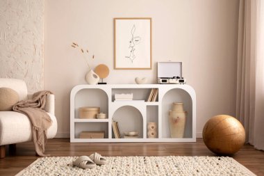 Beyaz klozetli güneşli ve parlak bir oturma odası, dizayn koltuğu, poster çerçevesi, halı, dekorasyon, vinil kayıt cihazı ve kişisel aksesuarlar. Ev dekorasyonu tasarımı. Şablon. 