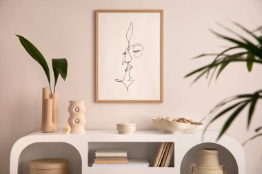 Poster çerçevesi, beyaz tuvalet, bitkiler, kitap, dekorasyon, yapraklı vazo ve kişisel aksesuarlarla süslenmiş estetik ve zarif odanın iç tasarımı. Şık bir ev dekoru. Şablon.