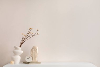Fotokopi alanı, kurutulmuş çiçekli vazo, bej heykel ve kişisel aksesuarları olan zarif ve seçkin kompozisyonu. Ev dekoru. Şablon. 