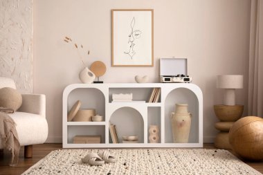 Beyaz klozetli güneşli ve parlak bir oturma odası, dizayn koltuğu, poster çerçevesi, halı, dekorasyon, vinil kayıt cihazı ve kişisel aksesuarlar. Ev dekorasyonu tasarımı. Şablon.
