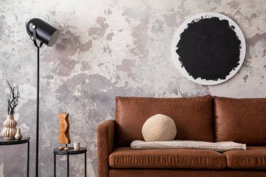 Çatı katı tarzı, kahverengi kanepeli modern daire, poster, lamba, yuvarlak sehpa, kurumuş çiçekler ve kişisel aksesuarlı vazo. Ev dekoru. Şablon. 