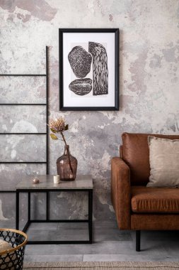 Model çerçeveli, kare sehpa, kahverengi kanepe, kurumuş çiçekli cam vazo ve kişisel aksesuarları olan modern bir daire. Ev dekoru. Şablon. 