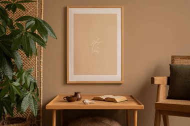 Oturma odasının sıcak ve rahat kompozisyonu poster çerçevesi, basit ahşap masa, rattan koltuk, bölme duvarı, bitkiler, kitap ve kişisel aksesuarlar. Ev dekoru. Şablon.
