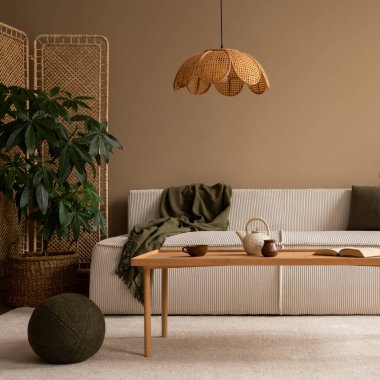 Modüler kanepe, ahşap sehpa, ahşap büfe, lamba, yuvarlak yeşil yastıklar ve kişisel aksesuarlarla oturma odasının sıcak ve samimi kompozisyonu. Ev dekoru. Şablon. 