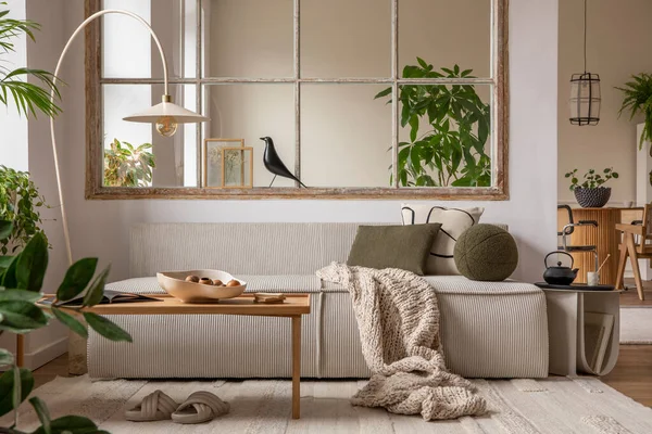 Interior Ruang Terbuka Dengan Sofa Modular Meja Kopi Kayu Jendela — Stok Foto