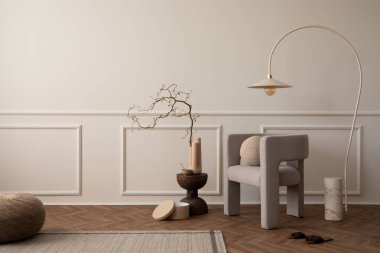 Fotokopi alanı, modern koltuk, yuvarlak yastık, lamba, ahşap sehpa, puf, gri halı, dallı vazo ve kişisel aksesuarlarla oturma odasının yaratıcı bileşimi. Ev dekoru. Şablon.