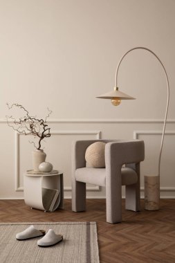 Modern koltuk, yuvarlak yastık, lamba, gri sehpa, dallı vazo, terlik, halı ve kişisel aksesuarlarla donatılmış zarif oturma odasının estetik bileşimi. Ev dekoru. Şablon.
