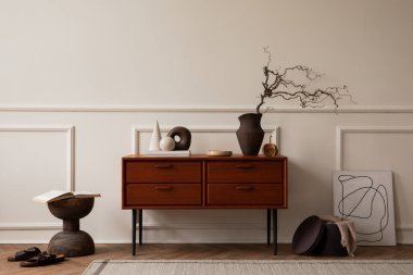 Oturma odasının iç tasarımı ahşap büfe, poster, vazo, dal, kutu, terlik, duvar, sıva, heykel, kitaplar, gri halı ve kişisel aksesuarlar. Ev dekoru. Şablon.