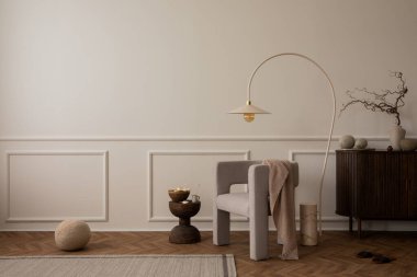 Fotokopi alanı, modern koltuk, yuvarlak yastık, lamba, ahşap sehpa, gri halı, büfe, heykel ve kişisel aksesuarlarla oturma odasının yaratıcı bileşimi. Ev dekoru. Şablon.