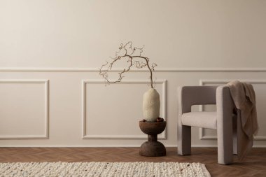 Fotokopi alanı, modern koltuk, bej ekose, dallı vazo, ahşap sehpa, örgülü halı ve kişisel aksesuarları olan zarif oturma odasının minimalist kompozisyonu. Ev dekoru. Şablon.