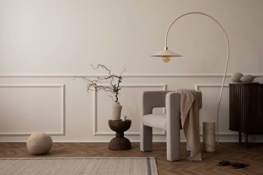 Fotokopi alanı, modern koltuk, yuvarlak yastık, lamba, ahşap sehpa, gri halı, büfe, heykel ve kişisel aksesuarlarla oturma odasının zarif kompozisyonu. Ev dekoru. Şablon.