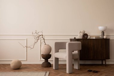 Oturma odasının iç tasarımı ahşap büfe, şık koltuklar, dallı vazo, kutu, terlik, sıva, heykel, lamba ve kişisel aksesuarlarla dolu duvar. Ev dekoru. Şablon.