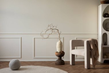 Oturma odasının iç dizaynı, fotokopi alanı, modern koltuk, dallı vazo, gri sehpa, yuvarlak yastık, bej halı, beyaz raf ve kişisel aksesuarlar. Ev dekoru. Şablon.