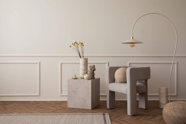 Fotokopi odası, modern koltuk, yuvarlak yastık, lamba, mermer sehpa, gri halı, kurumuş çiçekler ve kişisel aksesuarlarla dolu vazo. Ev dekoru. Şablon