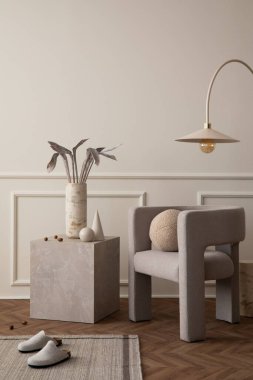 Modern koltuk, yuvarlak yastık, lamba, mermer sehpa, kurumuş çiçekler, halı ve kişisel aksesuarlarla dolu vazonun estetik kompozisyonu. Ev dekoru. Şablon.