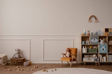 Çocuk odasının içinde fotokopi odası, ahşap büfe, turuncu koltuk, duvarda gökkuşağı, yuvarlak halı, oyuncaklar, ahşap blok ve kişisel aksesuarlar. Ev dekoru. Şablon. 
