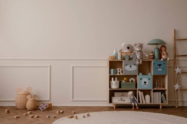 Çocuk odasının iç tasarımı fotokopi alanı, ahşap büfe, yuvarlak halı, bej duvar, peluş oyuncaklar, merdiven, ahşap bloklayıcı ve kişisel aksesuarlar. Ev dekoru. Şablon. 