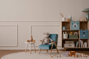 Fotokopi alanı, mavi koltuk, ahşap büfe, bej halı, peluş oyuncaklar, ahşap bloklayıcılar, sıva ve kişisel aksesuarlarla dolu duvarlı çocuk odasının minimalist kompozisyonu. Ev dekoru. Şablon.