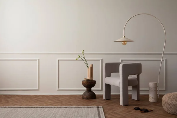 Kreatywna Kompozycja Wnętrza Salonu Przestrzenią Kopiowania Nowoczesnym Fotelem Marmurową Lampą — Zdjęcie stockowe