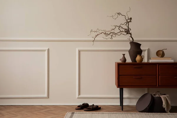 Minimalistyczna Kompozycja Wnętrz Salonu Przestrzenią Kopiowania Drewniana Szafka Brązowy Wazon — Zdjęcie stockowe