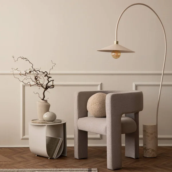 Kompozycja Estetyczna Eleganckiego Wnętrza Salonu Nowoczesnym Fotelem Okrągłą Poduszką Lampą — Zdjęcie stockowe
