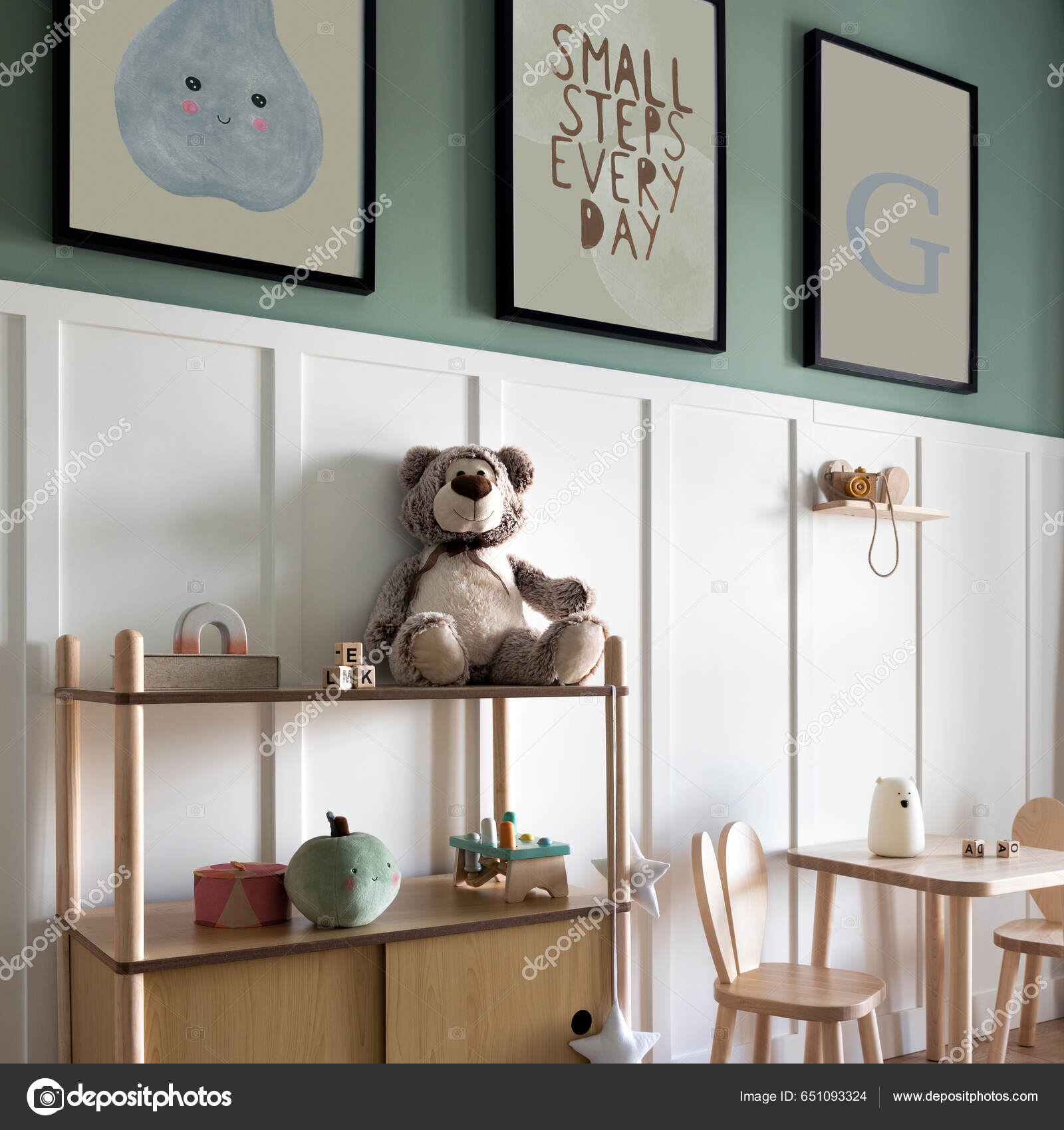 Cesta natural de pared gris osito de peluche en silla para niños y juguetes  de diseño