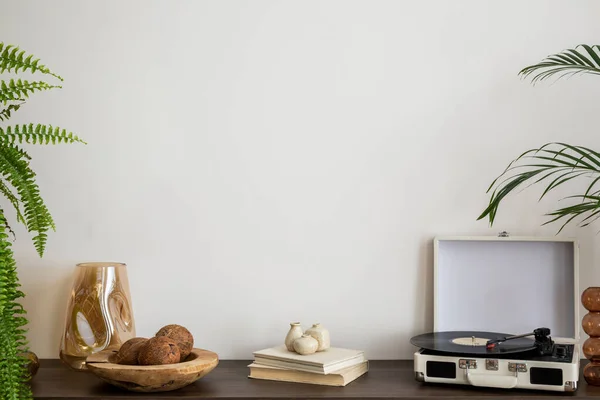 L'elegante composizione dell'interno del soggiorno con sedia mock up  tavolino in legno con grammofono e accessori personali mock up poster  modello di arredamento per la casa