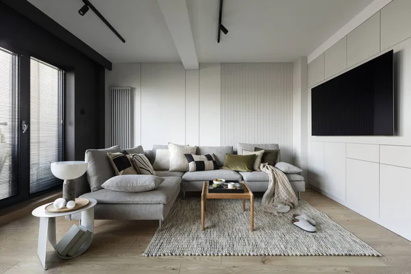 Composição Criativa Interior Sala Estar Com Sofá Cinza Moderno Mesa — Fotografia de Stock