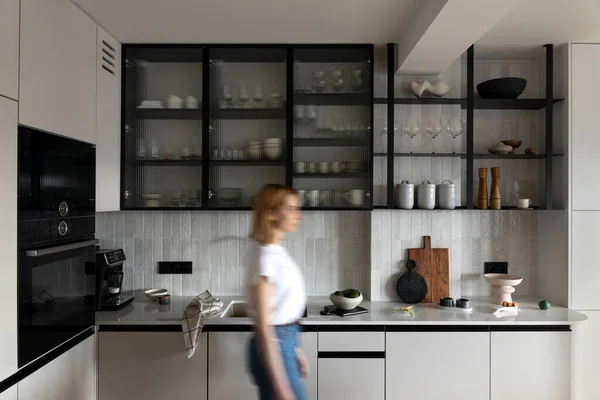 Composição Moderna Espaço Cozinha Com Mulher Design Cozinha Embutida Móveis — Fotografia de Stock