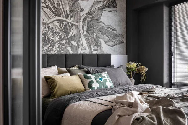 Uyumlu Yatak Odasının Tasarımı Güzel Duvar Kâğıdı Modern Yatak Vazoda — Stok fotoğraf
