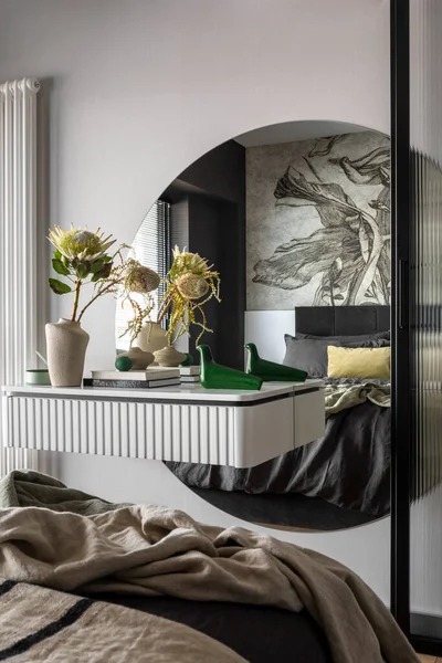 Güzel Aynalı Raflı Modern Yataklı Vazoda Çiçekler Dekorasyon Zarif Aksesuarlarla — Stok fotoğraf