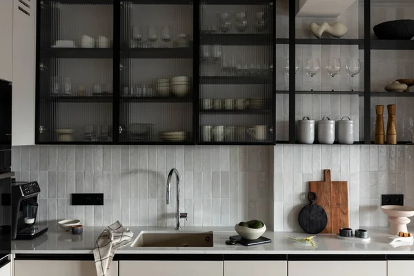 Moderne Komposition Von Küchenraum Mit Design Küche Grauen Tisch Armatur — Stockfoto