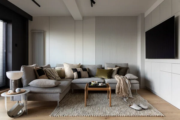 Composição Criativa Interior Sala Estar Com Sofá Cinza Design Mesa — Fotografia de Stock