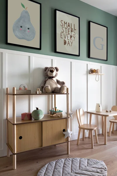 Moda Çocuk Odasının Tasarımı Poster Çerçevesi Yeşil Duvar Ahşap Konsol — Stok fotoğraf