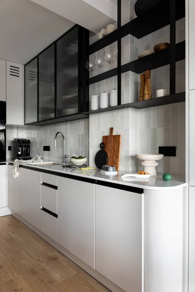 Innenarchitektur Der Modernen Küche Mit Grauen Schränken Einfachem Silbernem Wasserhahn — Stockfoto