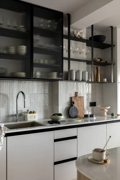 Kreative Innengestaltung Des Küchenraums Mit Grauen Schränken Einfachem Silbernem Wasserhahn — Stockfoto
