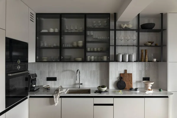 Innenarchitektur Der Stilvollen Küche Mit Glasscheiben Grauen Gabinetten Schwarzem Ofen — Stockfoto