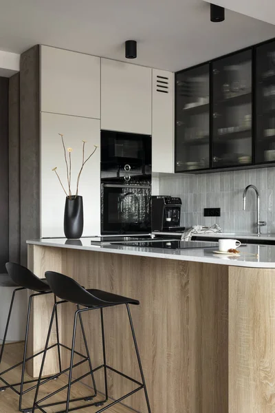 Moderne Komposition Von Küchenraum Mit Design Kücheninsel Schwarzen Nutten Grauem — Stockfoto