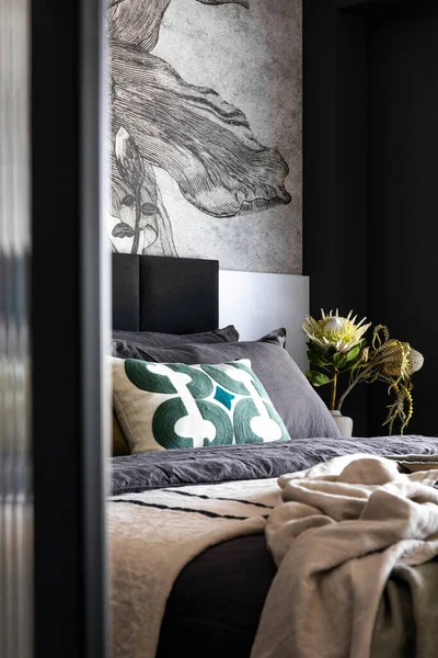 Diseño Interior Dormitorio Armonizado Con Hermoso Papel Pintado Cama Moderna — Foto de Stock