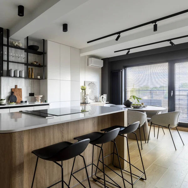 Composição Moderna Interior Cozinha Com Ilha Cozinha Elegantes Chocadores Pretos — Fotografia de Stock
