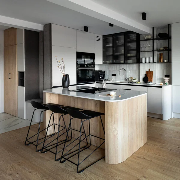 厨房空间的现代构图与设计厨房岛 黑色妓女 灰色桌子 大窗户和优雅的个人配件 时尚的家居装饰 — 图库照片